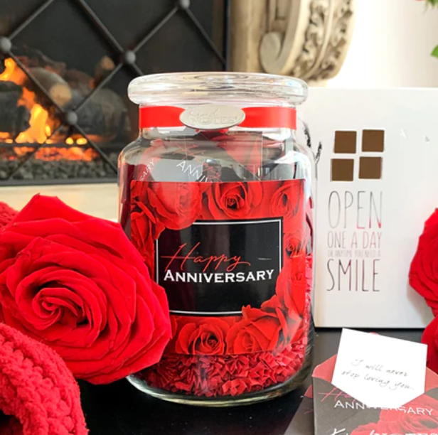 Celebrate the anniversary of your first date, wedding, or any romantic occasion with Happy Anniversary Jar of Notes. Red roses symbolize your romantic love and your passionate love notes express your heartfelt messages of devotion.